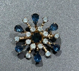 Vintage Stunning Rhinestone Pin Brooch Of Light and Dark Blues - Imagen 1 de 2