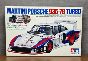 TAMIYA 24010 Escala 1/24 Kit MARTINI PORSCHE 935-78 TURBO (Motorizado) - Imagen 1 de 9