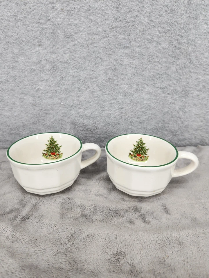 Набор из 2 белых кружек Pfaltzgraff Christmas Heritage с дизайном рождественской елки - Изображение 1 из 4