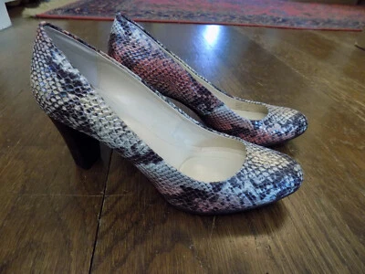Zapatos de salón Calvin Klein marrón topo rosa serpiente elegantes apilados de 2,5" usados en excelente estado talla 6,5 Foto 1 de 4