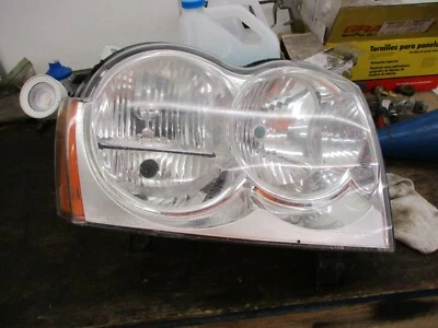 Faro derecho pasajero Jeep Grand Cherokee 2005-2007 OEM USADO 05 06 07  Foto 1 de 4