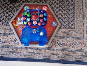 Bakugan Battle Blade Sammlung Konvolut mit Karten Arena und 2 Koffer - Bild 1 von 1