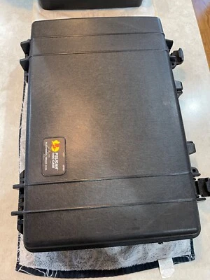 Funda protectora para computadora portátil Pelican 1490 negra excedente militar de EE. UU. impermeable con llave Foto 1 de 3