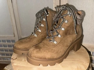 Women's Universal Thread Hiking Boots in Tan with Memory Foam Size 10 - Picture 1 of 8