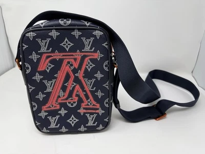 Auténtico bolso unisex Louis Vuitton Danube PM tinta invertida hombro/cuerpo cruzado Foto 1 de 4