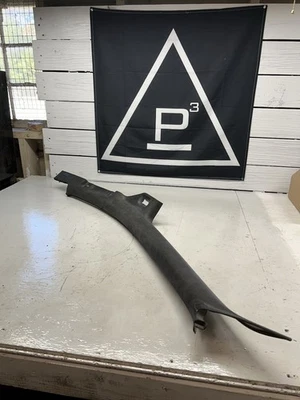 CAPA LATERAL ESQUERDA ALCANTRA CAMURÇA ACABAMENTO PILAR OEM PRETA 2003 AUDI A6 S6 RS6 - Imagem 1 de 4