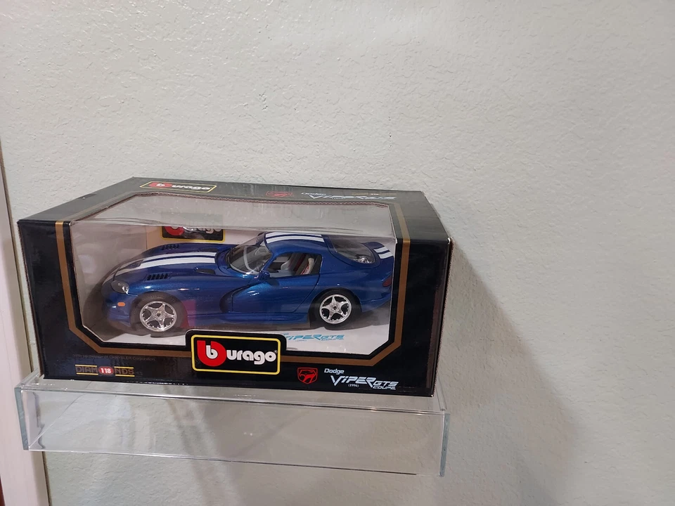 Burago 1996 Dodge Viper GTS Coupe Diecast Car 1 18