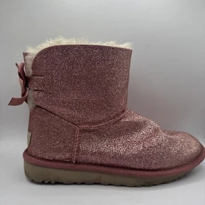 UGG Damen 6 Mini Bailey Bow Glitzer Stiefel Rosa Wildleder Lammfell #1100053 - Bild 1 von 10