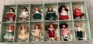 Madame Alexander The 12 Days Of Christmas Twelve Petite Doll Set In Case LESEN - Bild 1 von 5
