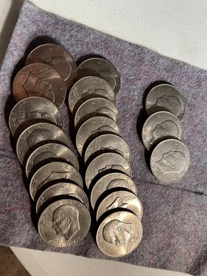 Roll of Eisenhower Dollars mostly UNC 1977 - Image 1 of 2