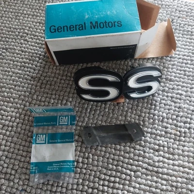 1971 CHEVROLET CHEVELLE MALIBU SS NOS GM SS GRILL EMBLEM 3991036  - Image 1 of 4