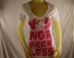 CAMISETA DE MUJER JOVEN E IMPRUDENTE BLANCA GRÁFICA CUELLO EN V CON GRÁFICOS ROSA talla PEQUEÑA - Imagen 1 de 3