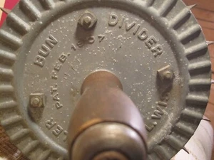 Antik 1907 Miller Brötchenteiler Teigschneider Roller mit Holzgriffen - Bild 1 von 5