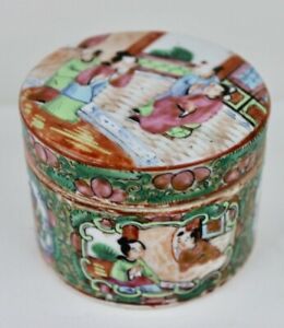 One Chinese export Famille Rose medallion trinket box powder jar 