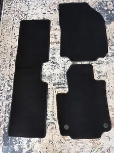 GMC Terrain 2020 alfombrillas delanteras y traseras premium para todo tipo de clima negras GM - Imagen 1 de 5