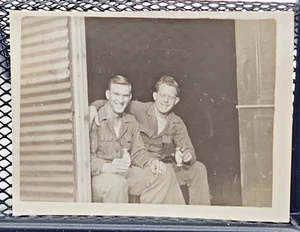 Soldatini sorridenti affettuosi che bevono birra - interesse gay FOTO VINTAGE - Foto 1 di 2
