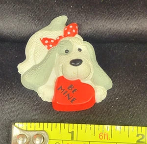 Hallmark Cards Be Mine Valentine Dog gray white Puppy pin vintage plastic lapel - Bild 1 von 4