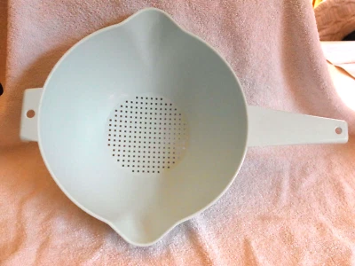 Vintage Tupperware Aqua Blue 2 Qt Strainer Colander #1523-2 Spouts-EXC Condition - Image 1 of 4