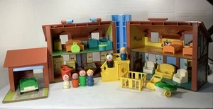 Vintage 1969 Fisher-Price Little People Play Family braunes Tudorhaus 952 mit Extras - Bild 1 von 24