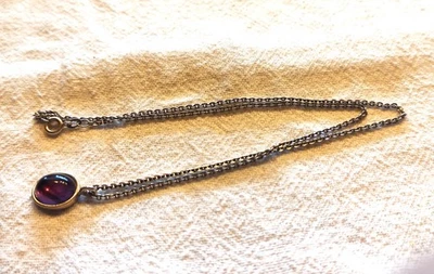 HALSKETTE MIT KLEINEM ANHÄNGER AUS 925er SILBER, MIT EINGEFASSTEM STEIN (32) - Bild 1 von 4