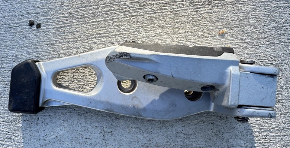 01-06 2004 BMW R1150R R1150 ESTRIBO TRASERO DERECHO PASAJERO ESTRIBO Foto 1 de 4