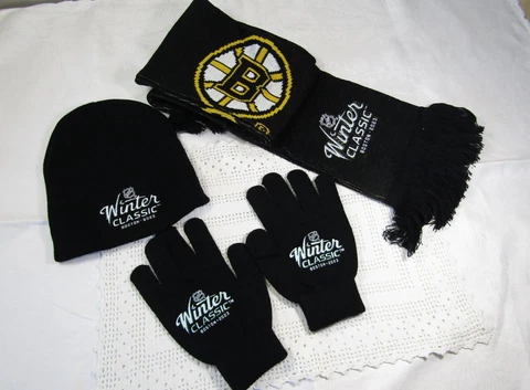 BOSTON BRUINS NHL WINTER CLASSIC SET 2023- HAT, SCARF, GLOVES - NEW Cover