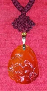 PENDENTIF CHINOIS EN CORNALNE SCULPTÉ. BAGUE EN OR FAIBLE. CHINE. VERS 1950 - Bild 1 von 3