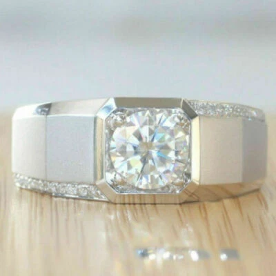 Anillo de compromiso redondo casi blanco de moissanita de 1,30 quilates para hombre en oro blanco sólido de 14 quilates Foto 1 de 4