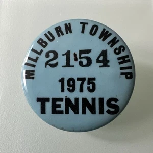 Vintage Original Millburn Township NJ 1975 Tennis Pin PinBack Button selten 1,5 Zoll - Bild 1 von 4