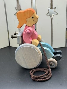 Lark Toys HANDICAP RAGAZZA IN SEDIA A ROTELLE MN legno fatto a mano tira giocattolo JUDY HEUMANN - Foto 1 di 12
