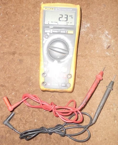 Fluke 179 Digital Multimeter 6000 Stück DMM mit Hintergrundbeleuchtung & Temperaturmessung - Bild 1 von 4