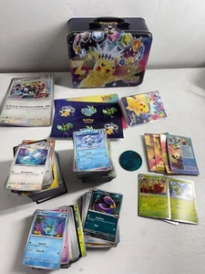 Bulk Pokemon Karten mit Pikachu Sammlerstück Wogende Funken Brotdose Tin - Bild 1 von 14
