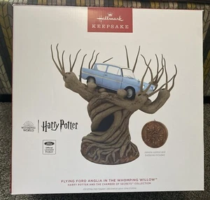 Hallmark 'Harry Potter Flying Ford Anglia in the Whomping Willow' 2024 -NIB Top - Picture 1 of 8