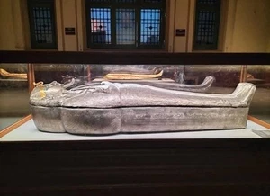 Full-Size 1:1 Silver Replica of King Tutankhamun’s Sarcophagus – Museum Size - Bild 1 von 7