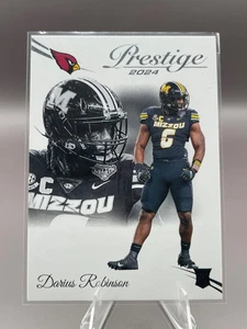 Tarjeta de novato Panini Prestige DARIUS ROBINSON (RC) 2024 #324 MIZZOU-Cardinals - Imagen 1 de 5