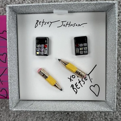 Aretes con pernos calculadora lápiz Betsey Johnson 2 pares nuevos en caja Foto 1 de 4