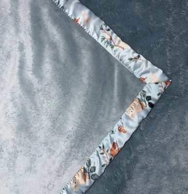 Manta de bebé de felpa Gerber Modern Moments borde satinado bosque azul 40” x 30”. Foto 1 de 4