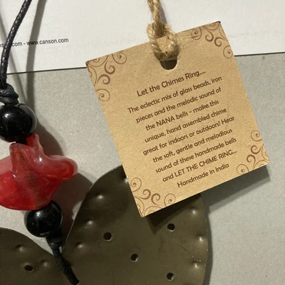 Corazones de latón y campanas de viento con cuentas de vidrio rojo hechas en India. Foto 1 de 4