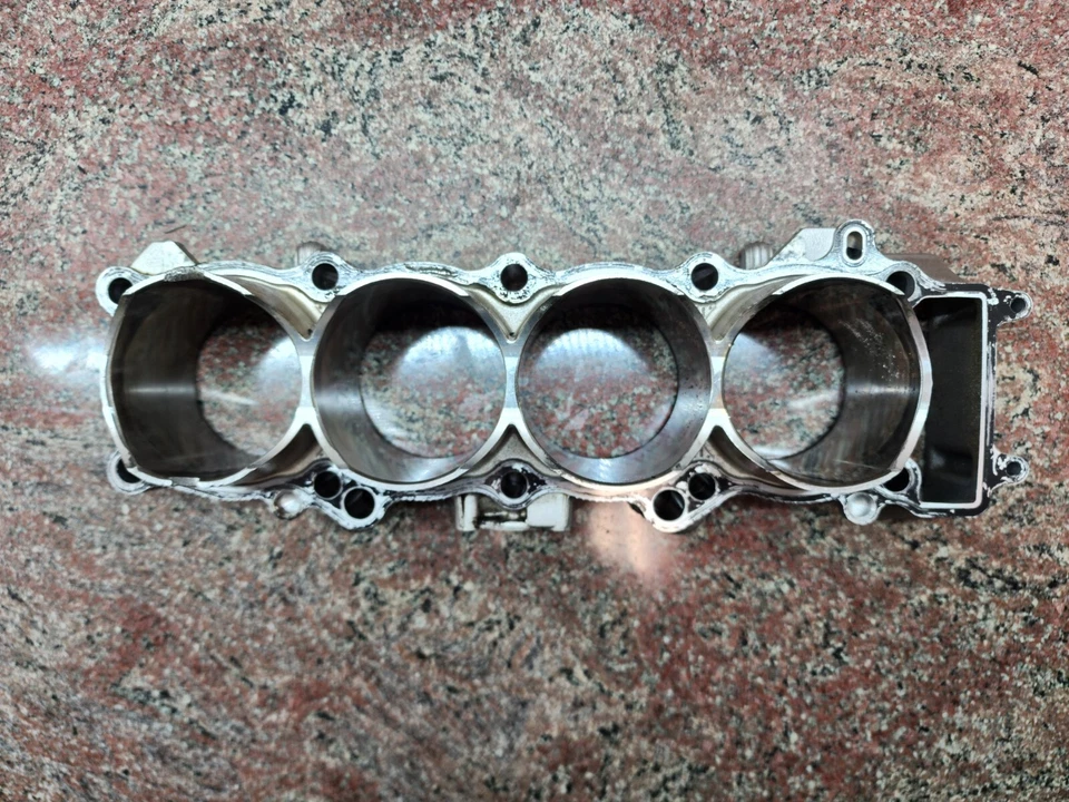 Yamaha YZF-R1 2015-2019 barril de cilindro de motor OEM 2CR-11311-00 (leer descripción) Foto 1 de 4