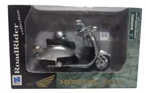 Scooter NewRay 1/10 53173 Roadrider Honda Joker90 argento con casco modello pressofuso - Foto 1 di 2