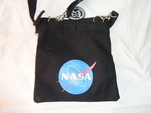 Nasa Apollo 9" x 8" schwarze Handtasche mit Reißverschluss und Riemen - Bild 1 von 7