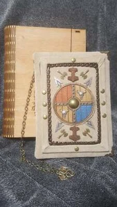Cuaderno de gamuza hecho a mano serie Scald's Saga en caja de madera - Imagen 1 de 5