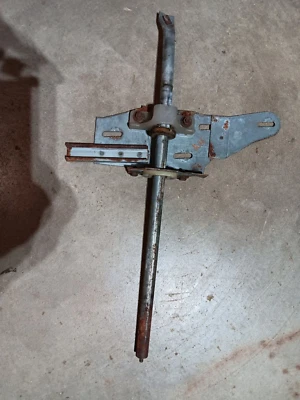 1970-72 Oldsmobile Cutlass S 442 2 Door  Glass Guide RH - Image 1 of 4