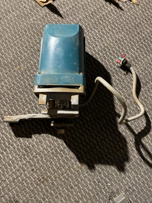 Motor de sierra de mesa de banco Makita modelo 2708 8" Foto 1 de 4