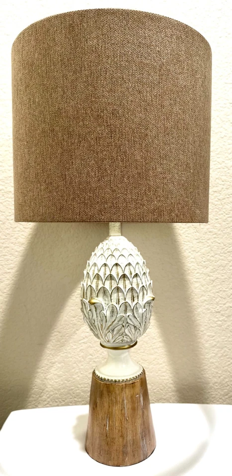 Lámpara de mesa Kirkland's Home blanco roto con detalles dorados pantalla topo forma bellota Foto 1 de 2