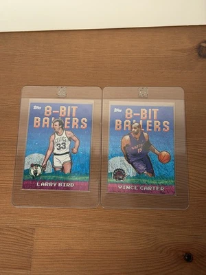 Paquete Holofoil 2025-26 Topps - Ballers de 8 bits Vince Carter y Larry Bird Foto 1 de 4