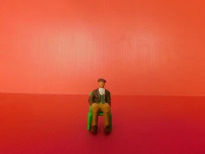 STARLUX / PETITES TAILLES . LES CIVILS : HOMME ASSIS SUR UNE CHAISE - Imagen 1 de 6