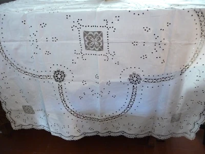Linge ancien Nappe  brodée lin blanc incrustations  et dentelles ( ref 36 ) - Photo 1/4
