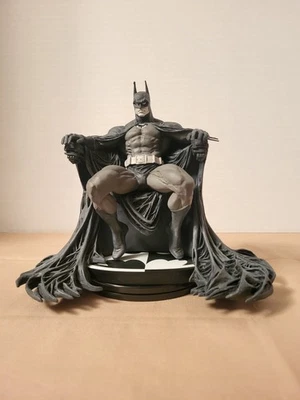 DC COLECCIONABLES: ESTATUA BATMAN BLANCO Y NEGRO - MARC SILVESTRI Foto 1 de 4