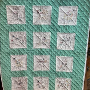 Manta acolchada vintage 50 bordada a mano rima infantil bebé animales gatitos - Imagen 1 de 7